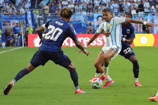 Steven Moreira (R) and Ryan Mendes (L) of Cape Verde vies for a ball during a round of 32 match of the 2026 FIFA World Cup, WM, Weltmeisterschaft, Fussball between Argentina and Cape Verde at Hard Rock Stadium in Miami, USA, 03 July 2026. FIFA World Cup 2026: Argentina - Cape Verde !ACHTUNG: NUR REDAKTIONELLE NUTZUNG!  Copyright: xAlbertoxBoalx GR6062 20260704-55020794390_1