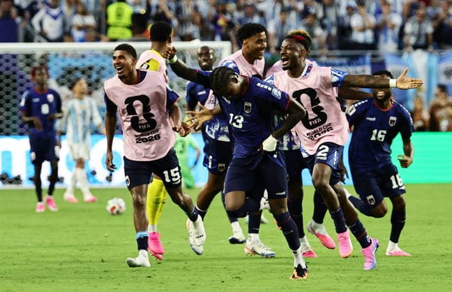 FIFA World Cup, WM, Weltmeisterschaft, Fussball 2026 - Round of 32 - Argentina vs Cape Verde Sidny Lopes Cabral (C) of Cape Verde celebrates with teammates after scoring the 2-2 during the FIFA World Cup 2026 Round of 32 match Argentina against Cape Verde, in Miami, USA, 03 July 2026. MIAMI United States  Copyright: xRONALDxWITTEKx