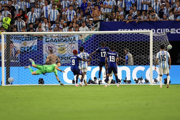Football - FIFA World Cup, WM, Weltmeisterschaft, Fussball - Round of 32 - Argentina v Cape Verde 3rd July 2026 - FIFA World Cup - Round of 32 - Argentina v Cape Verde - Argentina goalkeeper Emiliano Martinez fails to save a second goal scored by Sidny Cabral of Cape Verde - Photo: Simon Stacpoole Offside. Miami USA *** Fußball – FIFA-Weltmeisterschaft, Runde der letzten 32: Argentinien gegen Kap Verde, 3. Juli 2026 – FIFA-Weltmeisterschaft, Runde der letzten 32: Argentinien gegen Kap Verde – Der argentinische Torhüter Emiliano Martinez kann das zweite Tor von Sidny Cabral aus Kap Verde nicht verhindern. Foto: Simon Stacpoole – Abseits – Miami, USA  Copyright: xSimonxStacpoolexOffside
