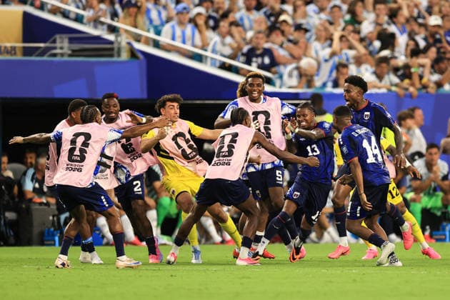 Football - FIFA World Cup, WM, Weltmeisterschaft, Fussball - Round of 32 - Argentina v Cape Verde 3rd July 2026 - FIFA World Cup - Round of 32 - Argentina v Cape Verde - Sidny Cabral of Cape Verde celebrates their second goal with his team mates - Photo: Simon Stacpoole Offside. Miami USA *** Fußball – FIFA-Weltmeisterschaft, Runde der letzten 32: Argentinien gegen Kap Verde, 3. Juli 2026 – FIFA-Weltmeisterschaft, Runde der letzten 32: Argentinien gegen Kap Verde – Sidny Cabral aus Kap Verde feiert mit seinen Mannschaftskollegen das zweite Tor. Foto: Simon Stacpoole – Abseits – Miami, USA  Copyright: xSimonxStacpoolexOffside