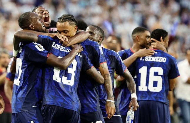 FIFA World Cup, WM, Weltmeisterschaft, Fussball 2026 - Round of 32 - Argentina vs Cape Verde Sidny Lopes Cabral (no.13) of Cape Verde celebrates with teammates after scoring the 2-2 during the FIFA World Cup 2026 Round of 32 match Argentina against Cape Verde, in Miami, USA, 03 July 2026. MIAMI United States  Copyright: xRONALDxWITTEKx