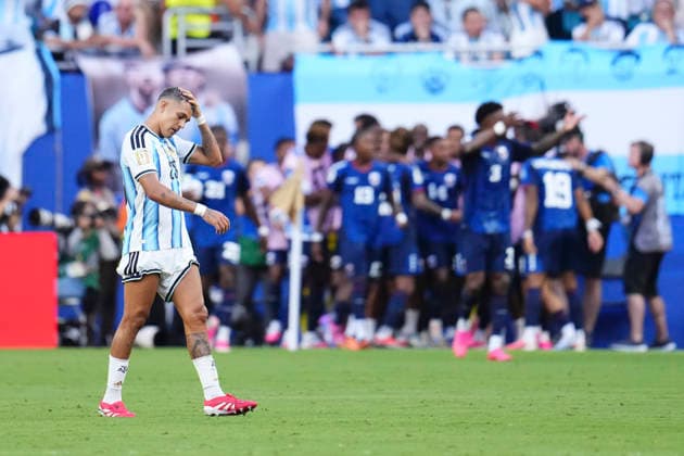 Argentina v Cabo Verde: Round of 32 - FIFA World Cup, WM, Weltmeisterschaft, Fussball 2026 Facundo Medina of Argentina reacts a goal scored by Deroy Duarte of Cabo Verde during the FIFA World Cup 2026 Round Of 32 match between Argentina and Cabo Verde at Miami Stadium on July 3, 2026 in Miami Gardens, United States. Miami Gardens FL United States  Copyright: xJosexBretonx originalFilename:bretonhernandez-argentin260703_np9zC.jpg