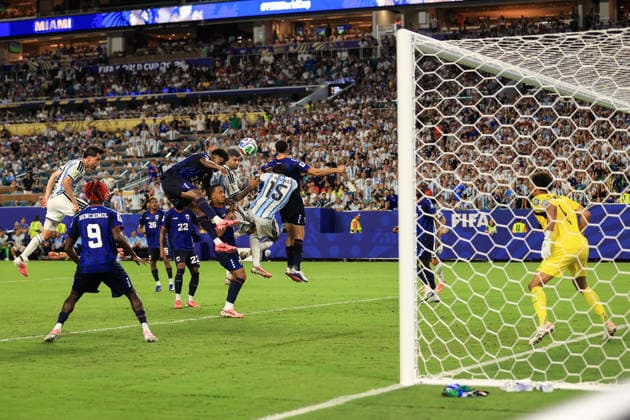 Football - FIFA World Cup, WM, Weltmeisterschaft, Fussball - Round of 32 - Argentina v Cape Verde 3rd July 2026 - FIFA World Cup - Round of 32 - Argentina v Cape Verde - Cristian Romero of Argentina scores their third goal - Photo: Simon Stacpoole Offside. Miami USA *** Fußball – FIFA-Weltmeisterschaft, Runde der letzten 32: Argentinien gegen Kap Verde, 3. Juli 2026 – FIFA-Weltmeisterschaft, Runde der letzten 32: Argentinien gegen Kap Verde – Cristian Romero aus Argentinien erzielt das dritte Tor – Foto: Simon Stacpoole – Abseits – Miami, USA  Copyright: xSimonxStacpoolexOffside