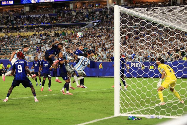 Football - FIFA World Cup, WM, Weltmeisterschaft, Fussball - Round of 32 - Argentina v Cape Verde 3rd July 2026 - FIFA World Cup - Round of 32 - Argentina v Cape Verde - Cristian Romero of Argentina scores their third goal - Photo: Simon Stacpoole Offside. Miami USA *** Fußball – FIFA-Weltmeisterschaft, Runde der letzten 32: Argentinien gegen Kap Verde, 3. Juli 2026 – FIFA-Weltmeisterschaft, Runde der letzten 32: Argentinien gegen Kap Verde – Cristian Romero aus Argentinien erzielt das dritte Tor – Foto: Simon Stacpoole – Abseits – Miami, USA  Copyright: xSimonxStacpoolexOffside