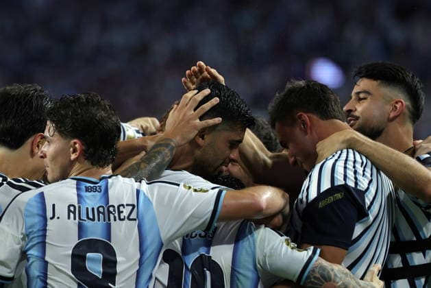 FIFA World Cup, WM, Weltmeisterschaft, Fussball 2026 - Round of 32 - Argentina vs Cape Verde Cristian Romero of Argentina (C) celebrates with his teammates after scoring the 3-2 goal during the FIFA World Cup 2026 Round of 32 match Argentina against Cape Verde, in Miami, Florida, USA, 03 July 2026. MIAMI United States  Copyright: xCRISTOBALxHERRERA-ULASHKEVICHx