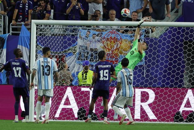 FIFA World Cup, WM, Weltmeisterschaft, Fussball 2026 - Round of 32 - Argentina vs Cape Verde Goalkeeper Emiliano Martinez of Argentina (R) in action during the FIFA World Cup 2026 Round of 32 match Argentina against Cape Verde, in Miami, Florida, USA, 03 July 2026. MIAMI United States  Copyright: xCRISTOBALxHERRERA-ULASHKEVICHx