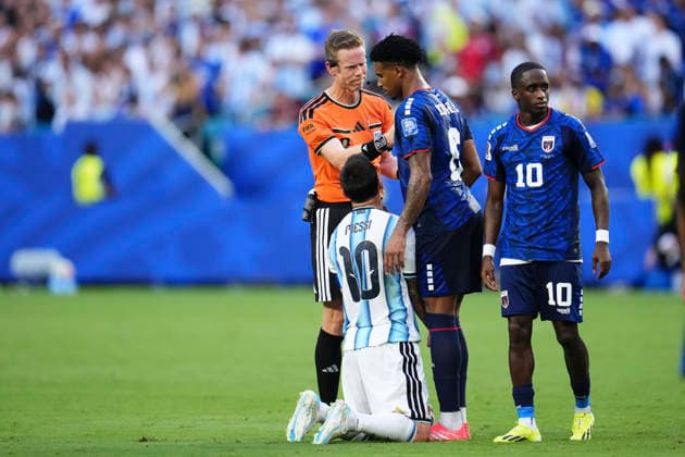 Argentina v Cabo Verde: Round of 32 - FIFA World Cup, WM, Weltmeisterschaft, Fussball 2026 Lionel Messi of Argentina and Kevin Pina of Cabo Verde protest during the FIFA World Cup 2026 Round Of 32 match between Argentina and Cabo Verde at Miami Stadium on July 3, 2026 in Miami Gardens, United States. Miami Gardens FL United States  Copyright: xJosexBretonx originalFilename:bretonhernandez-argentin260703_np0HY.jpg