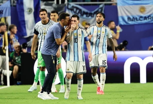 FIFA World Cup, WM, Weltmeisterschaft, Fussball 2026 - Round of 32 - Argentina vs Cape Verde Argentina s head coach Lionel Scaloni talks to team captain Lionel Messi after Argentina scored their third goal during the FIFA World Cup 2026 Round of 32 match Argentina against Cape Verde, in Miami, USA, 03 July 2026. MIAMI United States  Copyright: xRONALDxWITTEKx