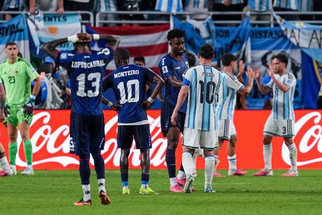 Lionel Messi of Argentina shakes hands with the Cape Verde players at full time Argentina v Cape Verde, 2026 FIFA World Cup, WM, Weltmeisterschaft, Fussball Round of 32, Football, Miami Stadium, Miami, Florida, USA - 03 Jul 2026Miami Miami Stadium Florida (FL) United States of America  Copyright: xJavierxGarcia Shutterstockx 16975460cs