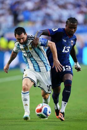 Argentina v Cabo Verde: Round of 32 - FIFA World Cup, WM, Weltmeisterschaft, Fussball 2026 Sidny Lopes Cabral of Cabo Verde and Lionel Messi of Argentina compete for the ball during the FIFA World Cup 2026 Round Of 32 match between Argentina and Cabo Verde at Miami Stadium on July 3, 2026 in Miami Gardens, United States. Miami Gardens FL United States  Copyright: xJosexBretonx originalFilename:bretonhernandez-argentin260703_npdGD.jpg