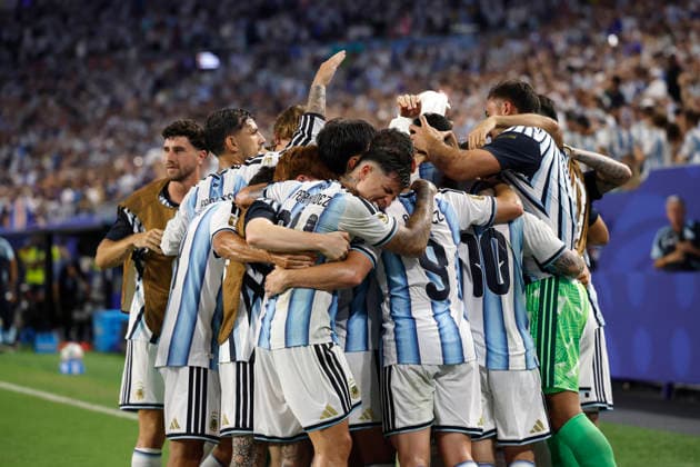 Argentine players celebrate a goal in a FIFA World Cup, WM, Weltmeisterschaft, Fussball 2026 match between Argentina and Cape Verde at Hard Rock Stadium in Miami, USA, 03 July 2026. FIFA World Cup 2026 - Round of 32 - Argentina vs Cape Verde !ACHTUNG: NUR REDAKTIONELLE NUTZUNG!  Copyright: xAlbertoxEstevezx AME7312 20260704-55020794489_1