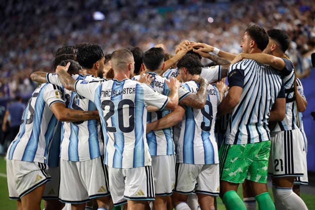 Argentine players celebrate a goal in a FIFA World Cup, WM, Weltmeisterschaft, Fussball 2026 match between Argentina and Cape Verde at Hard Rock Stadium in Miami, USA, 03 July 2026. FIFA World Cup 2026 - Round of 32 - Argentina vs Cape Verde !ACHTUNG: NUR REDAKTIONELLE NUTZUNG!  Copyright: xAlbertoxEstevezx AME7314 20260704-55020794491_1