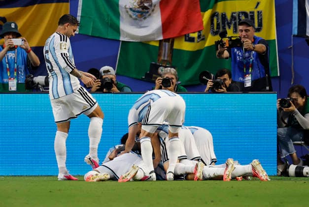 Argentine players celebrate a goal in a FIFA World Cup, WM, Weltmeisterschaft, Fussball 2026 match between Argentina and Cape Verde at Hard Rock Stadium in Miami, USA, 03 July 2026. FIFA World Cup 2026 - Round of 32 - Argentina vs Cape Verde !ACHTUNG: NUR REDAKTIONELLE NUTZUNG!  Copyright: xAlbertoxEstevezx AME7300 20260704-55020794494_1