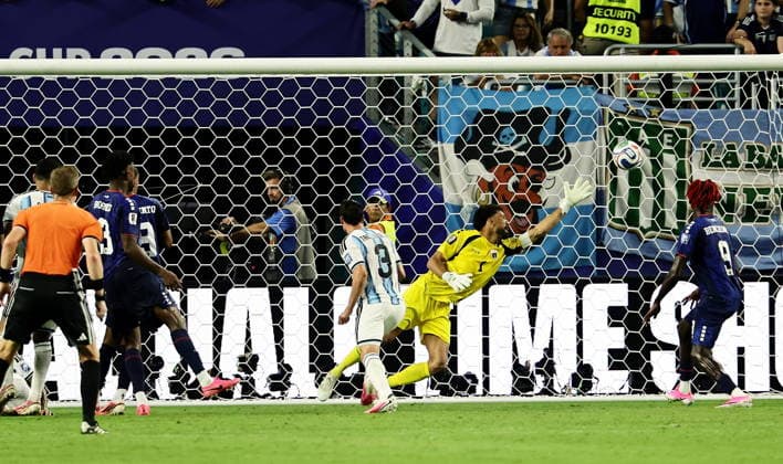 FIFA World Cup, WM, Weltmeisterschaft, Fussball 2026 - Round of 32 - Argentina vs Cape Verde Cristian Romero (L) of Argentina scores his team s third goal against goalkeeper Vozinha of Cape Verde during the FIFA World Cup 2026 Round of 32 match Argentina against Cape Verde, in Miami, USA, 03 July 2026. MIAMI United States  Copyright: xRONALDxWITTEKx