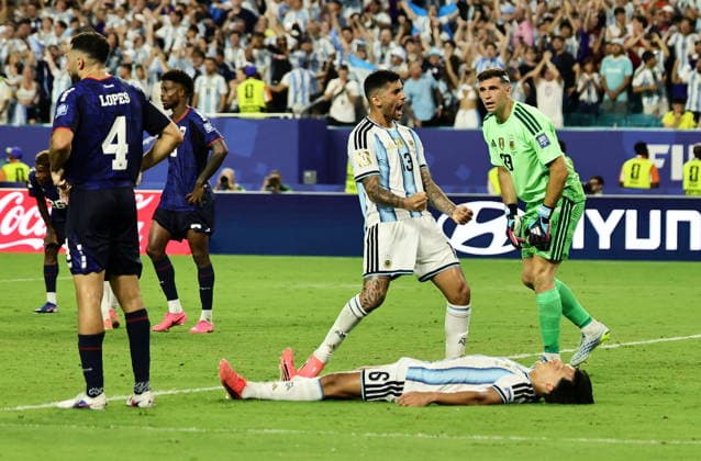 FIFA World Cup, WM, Weltmeisterschaft, Fussball 2026 - Round of 32 - Argentina vs Cape Verde Cristian Romero, goalkeeper Emiliano Martinez (R) and Lisandro Martinez (bottom) of Argentina celebrate at the end of the FIFA World Cup 2026 Round of 32 match Argentina against Cape Verde, in Miami, USA, 03 July 2026. Argentina won 3-2. MIAMI United States  Copyright: xRONALDxWITTEKx