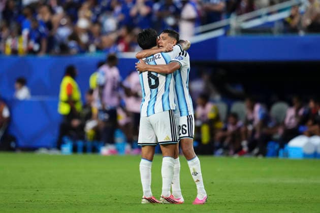 Argentina v Cabo Verde: Round of 32 - FIFA World Cup, WM, Weltmeisterschaft, Fussball 2026 Lisandro Martinez of Argentina celebrates after scoring his team s second goal with teammate Nahuel Molina of Argentina during the FIFA World Cup 2026 Round Of 32 match between Argentina and Cabo Verde at Miami Stadium on July 3, 2026 in Miami Gardens, United States. Miami Gardens FL United States  Copyright: xJosexBretonx originalFilename:bretonhernandez-argentin260703_np4kX.jpg