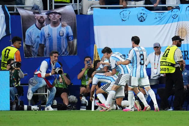 Argentina v Cabo Verde: Round of 32 - FIFA World Cup, WM, Weltmeisterschaft, Fussball 2026 Lisandro Martinez of Argentina celebrates after scoring his team s second goal with teammates during the FIFA World Cup 2026 Round Of 32 match between Argentina and Cabo Verde at Miami Stadium on July 3, 2026 in Miami Gardens, United States. Miami Gardens FL United States  Copyright: xJosexBretonx originalFilename:bretonhernandez-argentin260703_npP3D.jpg