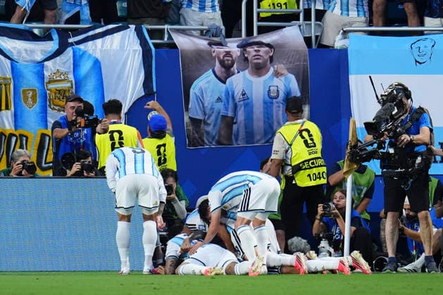 Argentina v Cabo Verde: Round of 32 - FIFA World Cup, WM, Weltmeisterschaft, Fussball 2026 Lisandro Martinez of Argentina celebrates after scoring his team s second goal with teammates during the FIFA World Cup 2026 Round Of 32 match between Argentina and Cabo Verde at Miami Stadium on July 3, 2026 in Miami Gardens, United States. Miami Gardens FL United States  Copyright: xJosexBretonx originalFilename:bretonhernandez-argentin260703_np7NQ.jpg