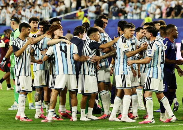 FIFA World Cup, WM, Weltmeisterschaft, Fussball 2026 - Round of 32 - Argentina vs Cape Verde Players of Argentina celebrate at the end of the FIFA World Cup 2026 Round of 32 match Argentina against Cape Verde, in Miami, USA, 03 July 2026. Argentina won 3-2. MIAMI United States  Copyright: xRONALDxWITTEKx
