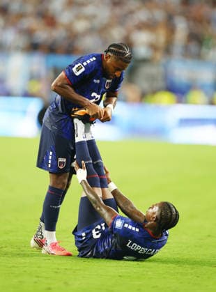 Cabo Verde s Steven Moreira (22) stretches the legs of Sidny Cabral as they go into extra time against Argentina in a Round of 32 FIFA World Cup, WM, Weltmeisterschaft, Fussball match at Miami Stadium in Miami, Florida, on Friday, July 3, 2026.  MIA20260703926 CHRISTIANxBRUNSKILL