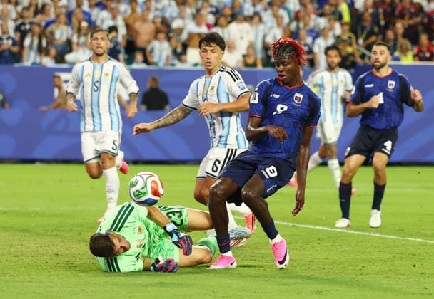 Argentina s goalkeeper Emiliano Martínez (23) blocks an attempt to score by Cabo Verde s Benchimol in the second half in a Round of 32 FIFA World Cup, WM, Weltmeisterschaft, Fussball match at Miami Stadium in Miami, Florida, on Friday, July 3, 2026.  MIA20260703928 CHRISTIANxBRUNSKILL