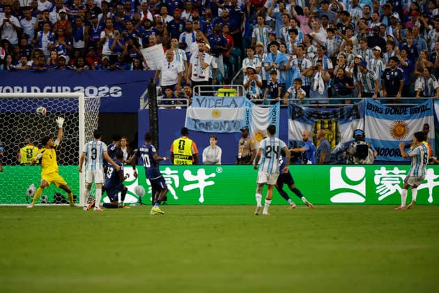 Lisandro Martinez (R) of Argentina scores a goal during a FIFA World Cup, WM, Weltmeisterschaft, Fussball 2026 match between Argentina and Cape Verde at Hard Rock Stadium in Miami, USA, 03 July 2026. FIFA World Cup 2026 - Round of 32 - Argentina vs Cape Verde !ACHTUNG: NUR REDAKTIONELLE NUTZUNG!  Copyright: xAlbertoxEstevezx AME7306 20260704-55020794530_1