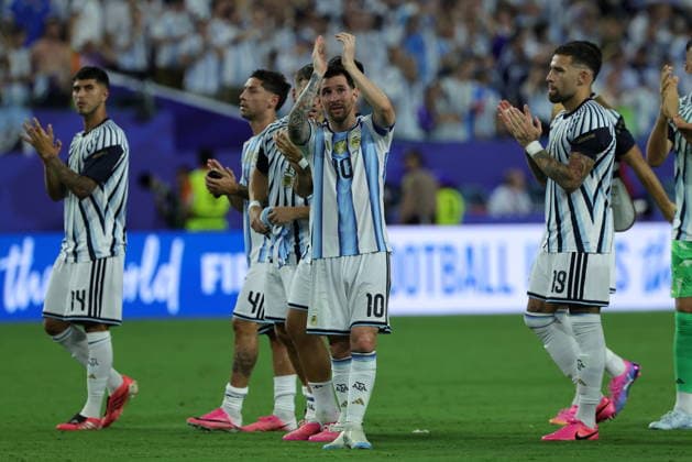 FIFA World Cup, WM, Weltmeisterschaft, Fussball 2026 - Round of 32 - Argentina vs Cape Verde Lionel Messi of Argentina (C) and his teammates greet supporters after winning the FIFA World Cup 2026 Round of 32 match Argentina against Cape Verde, in Miami, Florida, USA, 03 July 2026. MIAMI United States  Copyright: xCRISTOBALxHERRERA-ULASHKEVICHx