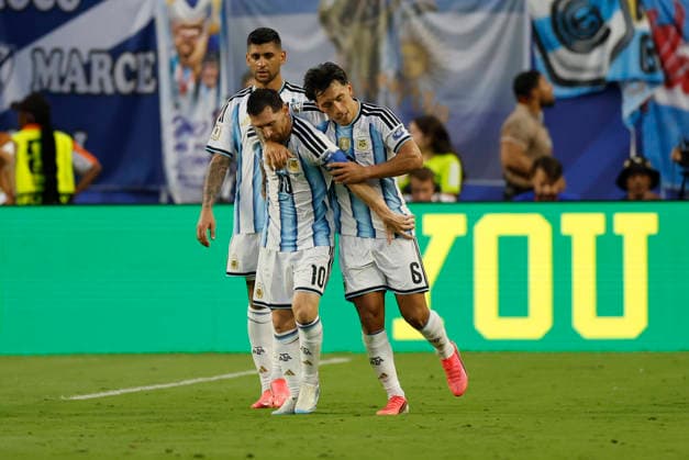 Lisandro Martinez (R), Cristian Romero (L) and Lionel Messi (C) of Argentina celebrate a goal during a FIFA World Cup, WM, Weltmeisterschaft, Fussball 2026 match between Argentina and Cape Verde at Hard Rock Stadium in Miami, USA, 03 July 2026. FIFA World Cup 2026 - Round of 32 - Argentina vs Cape Verde !ACHTUNG: NUR REDAKTIONELLE NUTZUNG!  Copyright: xAlbertoxEstevezx AME7295 20260704-55020794540_1
