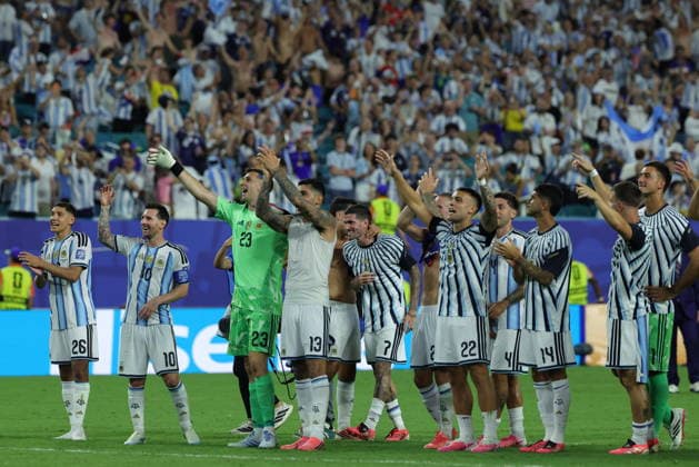 FIFA World Cup, WM, Weltmeisterschaft, Fussball 2026 - Round of 32 - Argentina vs Cape Verde Players of Argentina greet supporters after winning the FIFA World Cup 2026 Round of 32 match Argentina against Cape Verde, in Miami, Florida, USA, 03 July 2026. MIAMI United States  Copyright: xCRISTOBALxHERRERA-ULASHKEVICHx
