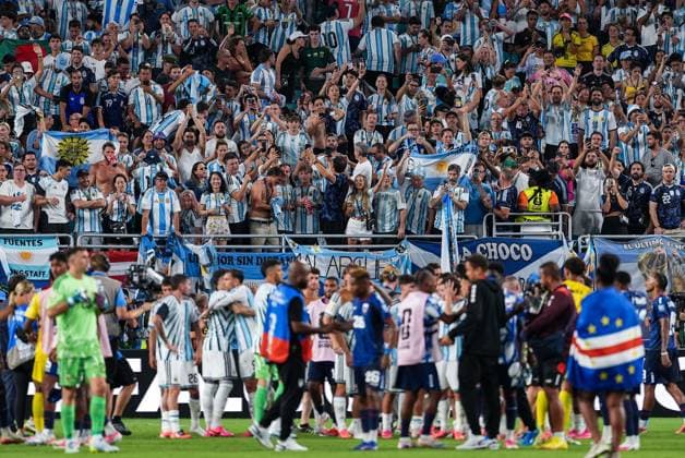 Argentina fans celebrate and clap the Argentina players Argentina v Cape Verde, 2026 FIFA World Cup, WM, Weltmeisterschaft, Fussball Round of 32, Football, Miami Stadium, Miami, Florida, USA - 03 Jul 2026Miami Miami Stadium Florida (FL) United States of America  Copyright: xIsmaelxAdnan Shutterstockx 16975459dt