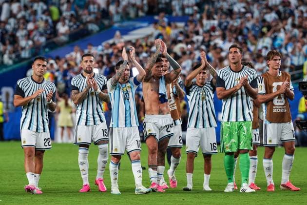 Lionel Messi of Argentina and the Argentina squad clap the Argentina fans Argentina v Cape Verde, 2026 FIFA World Cup, WM, Weltmeisterschaft, Fussball Round of 32, Football, Miami Stadium, Miami, Florida, USA - 03 Jul 2026Miami Miami Stadium Florida (FL) United States of America  Copyright: xIsmaelxAdnan Shutterstockx 16975459dv