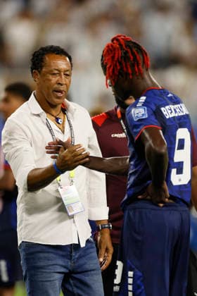 Argentina v Cabo Verde: Round of 32 - FIFA World Cup, WM, Weltmeisterschaft, Fussball 2026 Bubista, Head Coach of Cabo Verde and Benchimol of Cabo Verde shake hands after the FIFA World Cup 2026 Round Of 32 match between Argentina and Cabo Verde at Miami Stadium on July 3, 2026 in Miami Gardens, United States. Miami Gardens Miami Stadium FL United States Copyright: xAllstarxPicturexLibraryxLtdx