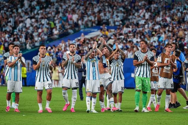 Lionel Messi of Argentina and the Argentina squad clap the Argentina fans Argentina v Cape Verde, 2026 FIFA World Cup, WM, Weltmeisterschaft, Fussball Round of 32, Football, Miami Stadium, Miami, Florida, USA - 03 Jul 2026Miami Miami Stadium Florida (FL) United States of America  Copyright: xIsmaelxAdnan Shutterstockx 16975459dy