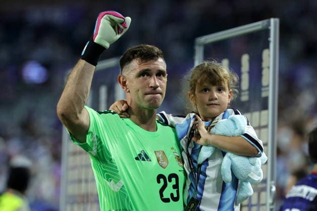 FIFA World Cup, WM, Weltmeisterschaft, Fussball 2026 - Round of 32 - Argentina vs Cape Verde Goalkeeper Emiliano Martinez of Argentina greets supporters as he leave the pitch after winning the FIFA World Cup 2026 Round of 32 match Argentina against Cape Verde, in Miami, Florida, USA, 03 July 2026. MIAMI United States  Copyright: xCRISTOBALxHERRERA-ULASHKEVICHx