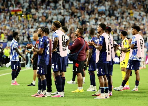 FIFA World Cup, WM, Weltmeisterschaft, Fussball 2026 - Round of 32 - Argentina vs Cape Verde Players of Cape Verde applaud their fans at the end of the FIFA World Cup 2026 Round of 32 match Argentina against Cape Verde, in Miami, USA, 03 July 2026. Argentina won 3-2. MIAMI United States  Copyright: xRONALDxWITTEKx