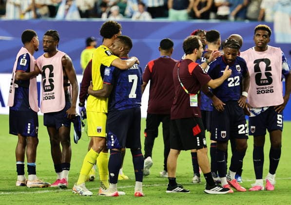 FIFA World Cup, WM, Weltmeisterschaft, Fussball 2026 - Round of 32 - Argentina vs Cape Verde Players of Cape Verde react at the end of the FIFA World Cup 2026 Round of 32 match Argentina against Cape Verde, in Miami, USA, 03 July 2026. Argentina won 3-2. MIAMI United States  Copyright: xRONALDxWITTEKx