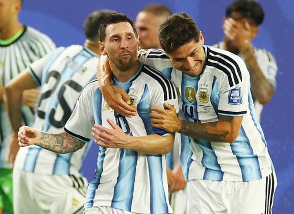 Argentina s Lionel Messi (10) and Gonzalo Montiel celebrate after a goal by Argentina s Cristian Romero against Cabo Verde in extra time in a Round of 32 FIFA World Cup, WM, Weltmeisterschaft, Fussball match at Miami Stadium in Miami, Florida, on Friday, July 3, 2026.  MIA20260703929 CHRISTIANxBRUNSKILL