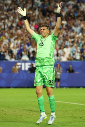 Argentina s goalkeeper Emiliano Martínez celebrates after Argentina defeated Cabo Verde 3-2 in extra time in a Round of 32 FIFA World Cup, WM, Weltmeisterschaft, Fussball match at Miami Stadium in Miami, Florida, on Friday, July 3, 2026.  MIA20260703930 CHRISTIANxBRUNSKILL