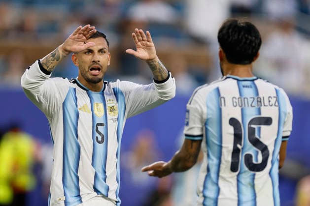 Argentina v Cabo Verde: Round of 32 - FIFA World Cup, WM, Weltmeisterschaft, Fussball 2026 Leandro Paredes of Argentina and Leandro Paredes of Argentina celebrate during the FIFA World Cup 2026 Round Of 32 match between Argentina and Cabo Verde at Miami Stadium on July 3, 2026 in Miami Gardens, United States. Miami Gardens Miami Stadium FL United States Copyright: xAllstarxPicturexLibraryxLtdx