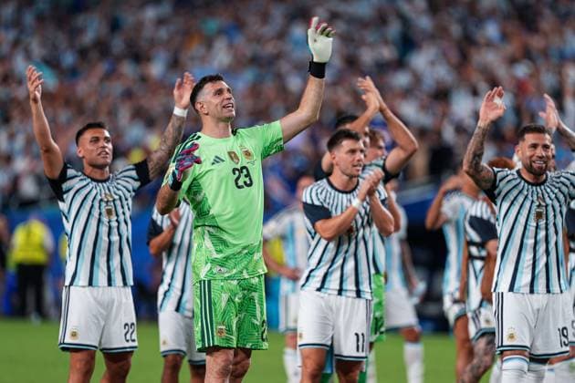 Emiliano Martinez of Argentina celebrates victory with the Argentina fans Argentina v Cape Verde, 2026 FIFA World Cup, WM, Weltmeisterschaft, Fussball Round of 32, Football, Miami Stadium, Miami, Florida, USA - 03 Jul 2026Miami Miami Stadium Florida (FL) United States of America  Copyright: xIsmaelxAdnan Shutterstockx 16975459eg