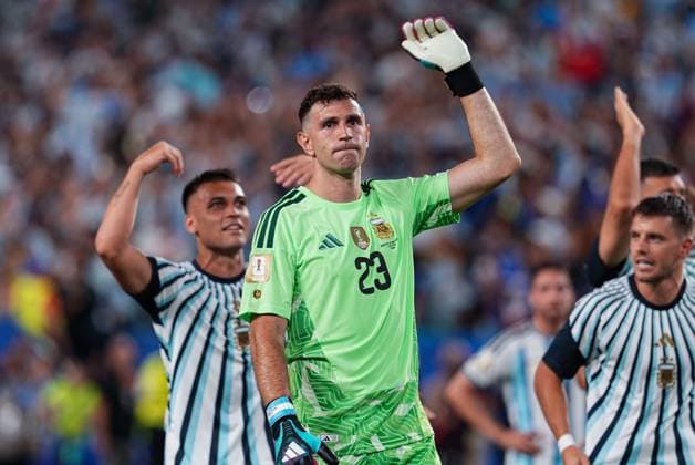Emiliano Martinez of Argentina celebrates victory with the Argentina fans Argentina v Cape Verde, 2026 FIFA World Cup, WM, Weltmeisterschaft, Fussball Round of 32, Football, Miami Stadium, Miami, Florida, USA - 03 Jul 2026Miami Miami Stadium Florida (FL) United States of America  Copyright: xIsmaelxAdnan Shutterstockx 16975459eh