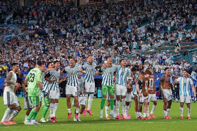 The Argentina squad celebrate victory with the Argentina fans Argentina v Cape Verde, 2026 FIFA World Cup, WM, Weltmeisterschaft, Fussball Round of 32, Football, Miami Stadium, Miami, Florida, USA - 03 Jul 2026Miami Miami Stadium Florida (FL) United States of America  Copyright: xIsmaelxAdnan Shutterstockx 16975459ei