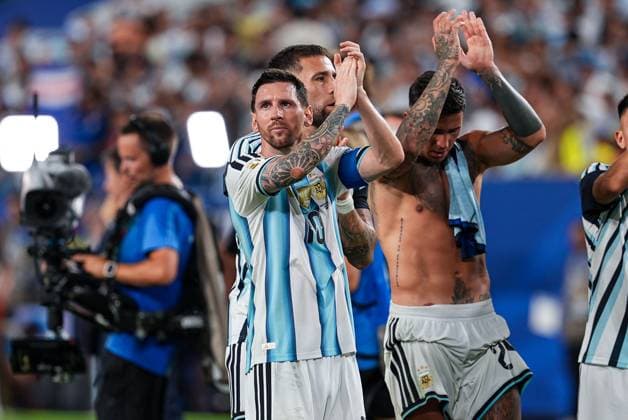 Lionel Messi of Argentina celebrates victory with the Argentina fans Argentina v Cape Verde, 2026 FIFA World Cup, WM, Weltmeisterschaft, Fussball Round of 32, Football, Miami Stadium, Miami, Florida, USA - 03 Jul 2026Miami Miami Stadium Florida (FL) United States of America  Copyright: xIsmaelxAdnan Shutterstockx 16975459ek