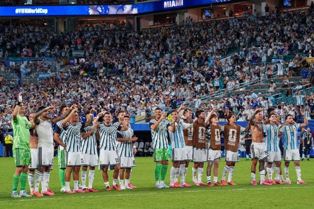 The Argentina squad celebrate victory with the Argentina fans Argentina v Cape Verde, 2026 FIFA World Cup, WM, Weltmeisterschaft, Fussball Round of 32, Football, Miami Stadium, Miami, Florida, USA - 03 Jul 2026Miami Miami Stadium Florida (FL) United States of America  Copyright: xIsmaelxAdnan Shutterstockx 16975459el