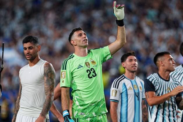 Emiliano Martinez of Argentina celebrates victory with the Argentina fans Argentina v Cape Verde, 2026 FIFA World Cup, WM, Weltmeisterschaft, Fussball Round of 32, Football, Miami Stadium, Miami, Florida, USA - 03 Jul 2026Miami Miami Stadium Florida (FL) United States of America  Copyright: xIsmaelxAdnan Shutterstockx 16975459eb
