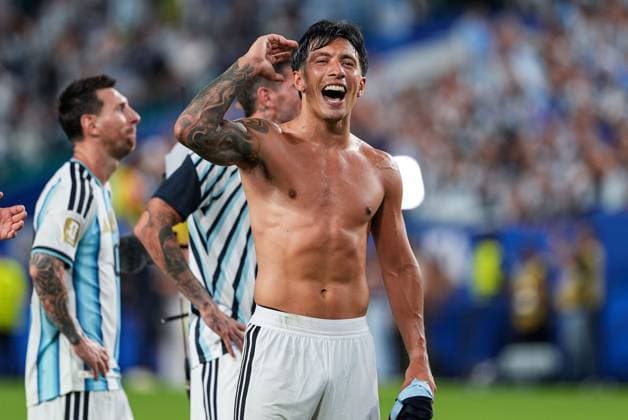 Lisandro Martinez of Argentina celebrates victory with the Argentina fans Argentina v Cape Verde, 2026 FIFA World Cup, WM, Weltmeisterschaft, Fussball Round of 32, Football, Miami Stadium, Miami, Florida, USA - 03 Jul 2026Miami Miami Stadium Florida (FL) United States of America  Copyright: xIsmaelxAdnan Shutterstockx 16975459ee