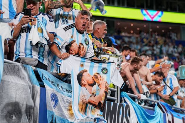 Argentina fan holds a Lionel Messi of Argentina shirt up Argentina v Cape Verde, 2026 FIFA World Cup, WM, Weltmeisterschaft, Fussball Round of 32, Football, Miami Stadium, Miami, Florida, USA - 03 Jul 2026Miami Miami Stadium Florida (FL) United States of America  Copyright: xIsmaelxAdnan Shutterstockx 16975459eq