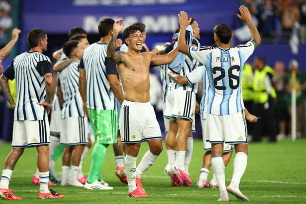 FIFA World Cup, WM, Weltmeisterschaft, Fussball 2026: Argentina v Cape Verde MIAMI, USA - 3rd July 2026: Lisandro Martinez of Argentina celebrates with team mate Nahuel Molina after the FIFA World Cup 2026 Round of 32 match between Argentina and Cape Verde at Miami Stadium Miami Miami Stadium United States of America Copyright: xCraigxMercerx xPeakxActionxPhotosx