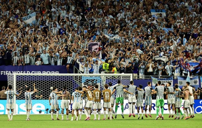 FIFA World Cup, WM, Weltmeisterschaft, Fussball 2026 - Round of 32 - Argentina vs Cape Verde Players of Argentina celebrate with their fans at the end of the FIFA World Cup 2026 Round of 32 match Argentina against Cape Verde, in Miami, USA, 03 July 2026. Argentina won 3-2. MIAMI United States  Copyright: xRONALDxWITTEKx