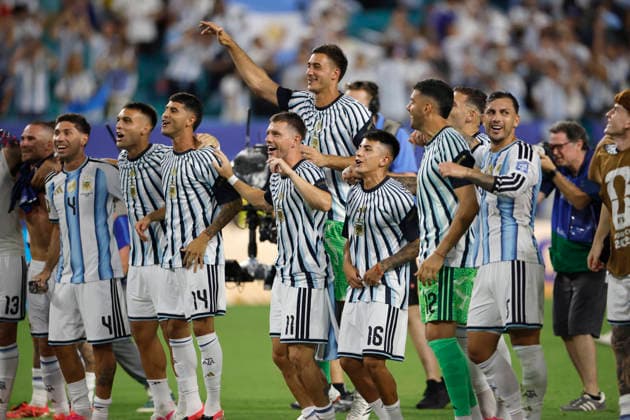 Argentina players celebrate at the end of a FIFA World Cup, WM, Weltmeisterschaft, Fussball 2026 match between Argentina and Cape Verde at Hard Rock Stadium in Miami, USA, 03 July 2026. FIFA World Cup 2026 - Round of 32 - Argentina vs Cape Verde !ACHTUNG: NUR REDAKTIONELLE NUTZUNG!  Copyright: xAlbertoxEstevezx AME7344 20260704-55020794613_1